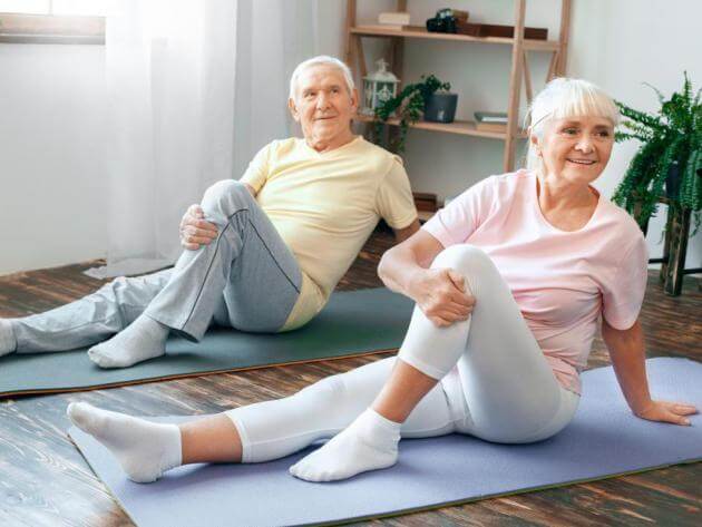 Deux personnes faisant du yoga